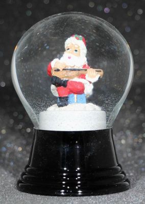 80 P Santa mit Gitarre