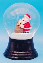 Schneekugel mit Weihnachtsmann und Geschenkesack mit Teddy auf schwarzem Sockel