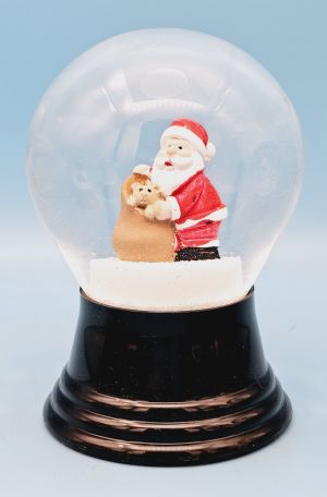 Schneekugel mit Weihnachtsmann und Geschenkesack mit Teddy auf schwarzem Sockel